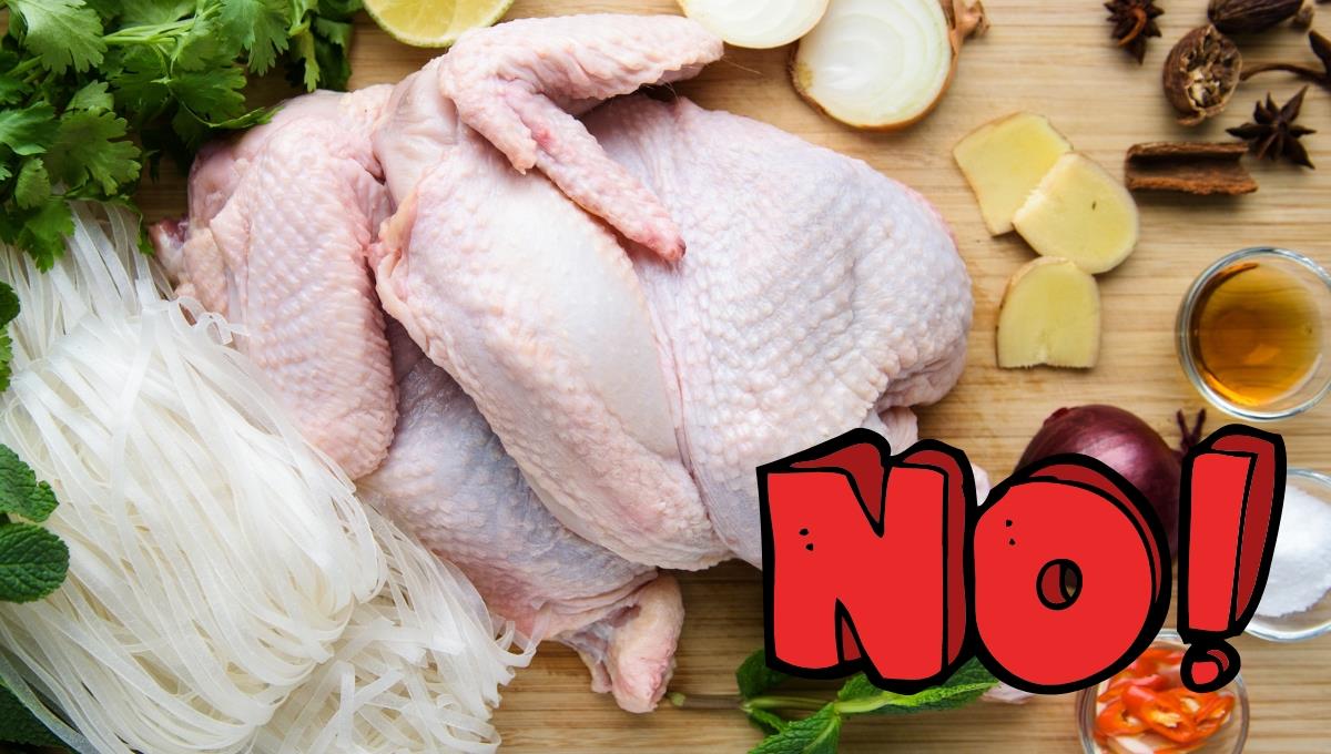 La acción con el pollo que seguramente haces antes de cocinar pero es muy peligrosa